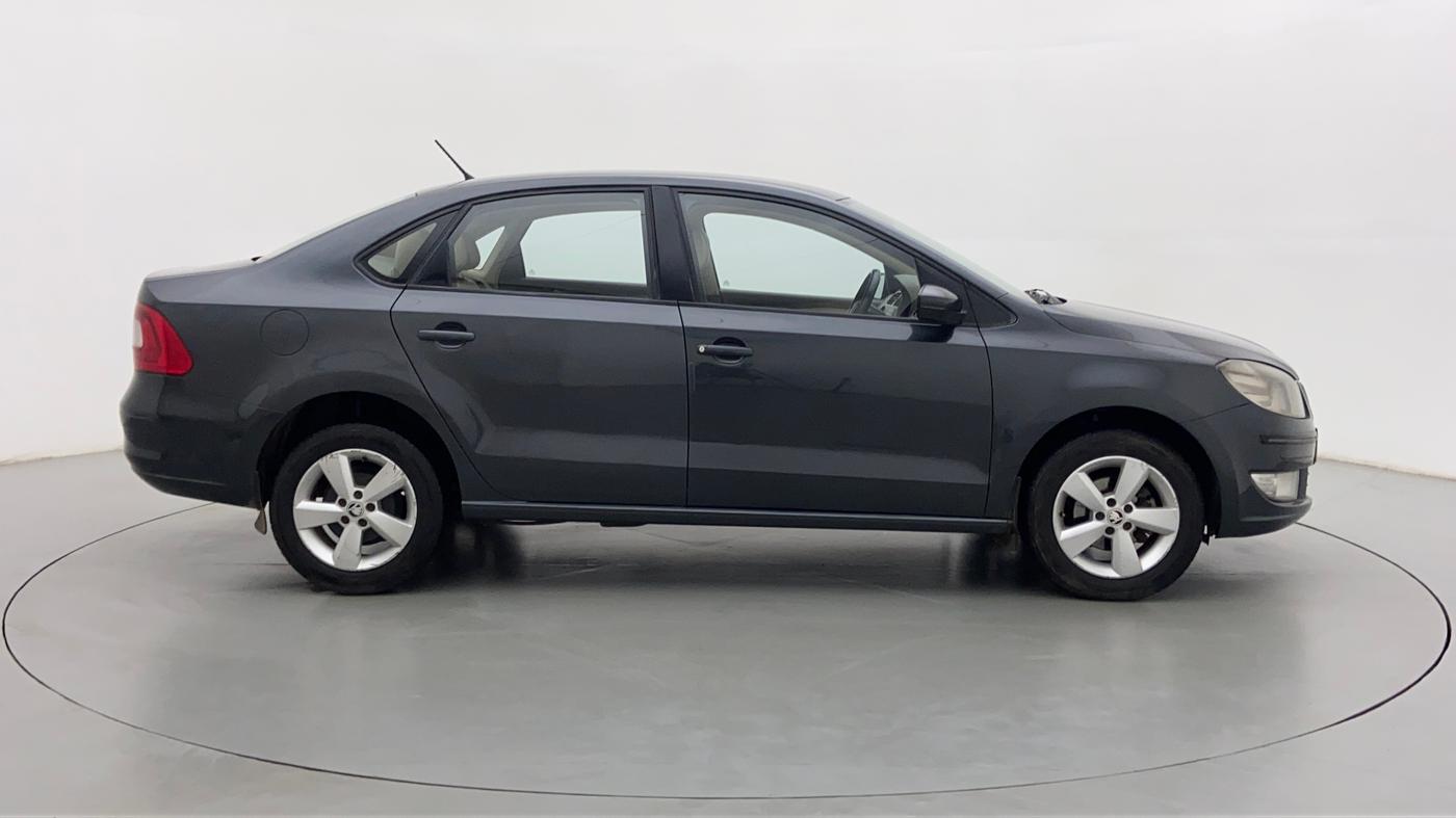 2016 Skoda Rapid 1.6 MPI STYLE AT, Petrol, Automatic, 41,248 km, Right Side