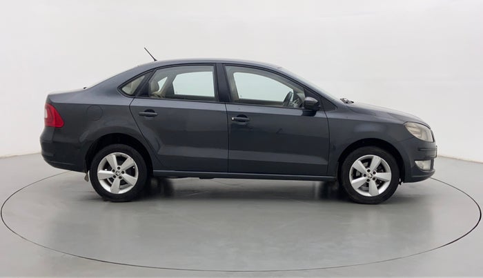 2016 Skoda Rapid 1.6 MPI STYLE AT, Petrol, Automatic, 41,248 km, Right Side