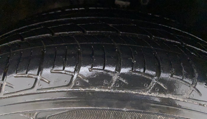 2016 Skoda Rapid 1.6 MPI STYLE AT, Petrol, Automatic, 41,248 km, Right Front Tyre Tread