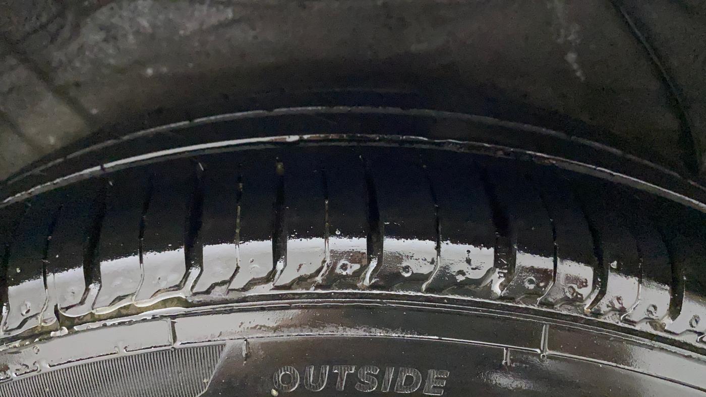 2017 Hyundai Verna 1.6 CRDI S, Diesel, Manual, 98,945 km, Right Rear Tyre Tread