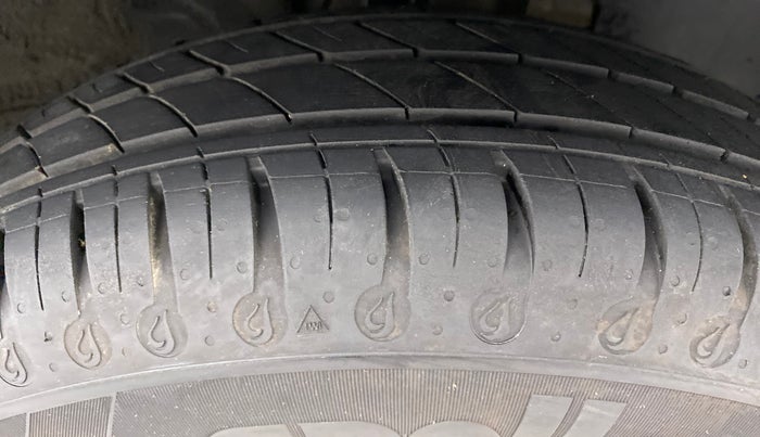 2021 Renault Kwid 1.0 RXT Opt AT, Petrol, Automatic, 7,352 km, Right Front Tyre Tread
