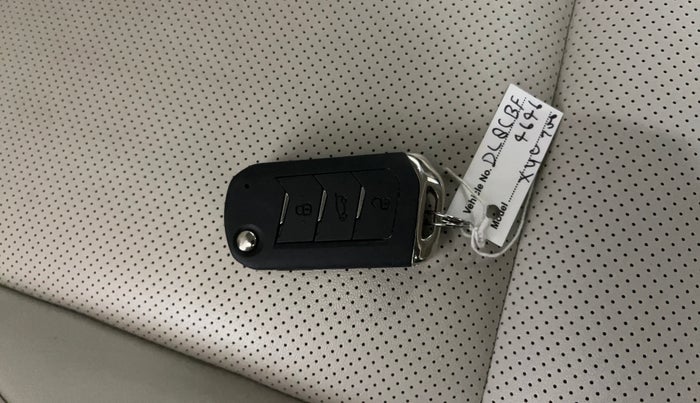 2023 Mahindra XUV700 AX 7 LUXURY P AT 7 STR, Petrol, Automatic, 14,877 km, Key Close Up