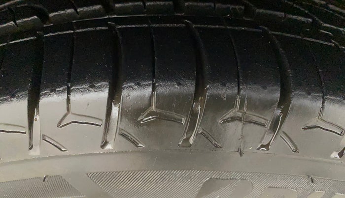 2014 Ford Figo TITANIUM 1.4 DIESEL, Diesel, Manual, 86,337 km, Right Front Tyre Tread