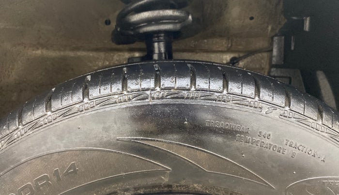 2016 Maruti Swift VXI O, Petrol, Manual, 66,684 km, Right Front Tyre Tread
