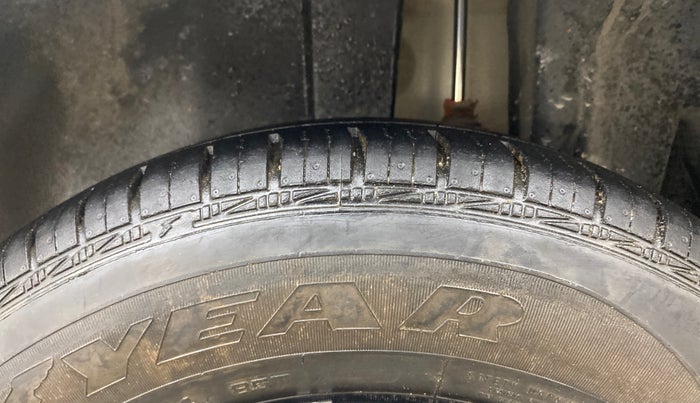 2016 Maruti Swift VXI O, Petrol, Manual, 66,684 km, Left Rear Tyre Tread