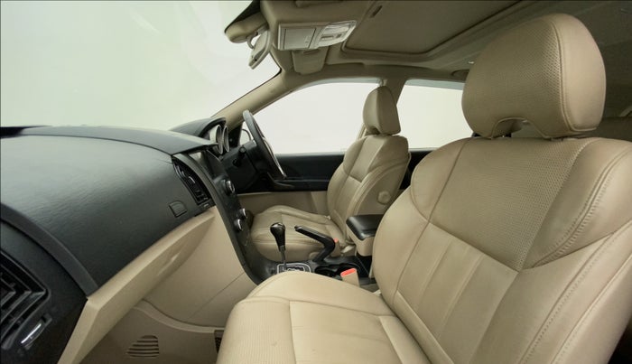 2016 Mahindra XUV500 W10 AT, Diesel, Automatic, 85,039 km, Right Side Front Door Cabin