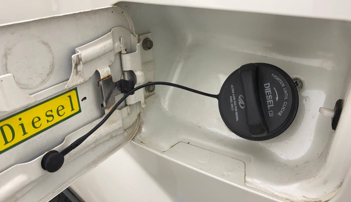 2016 Mahindra XUV500 W10 AT, Diesel, Automatic, 85,039 km, Left quarter panel - Rusted