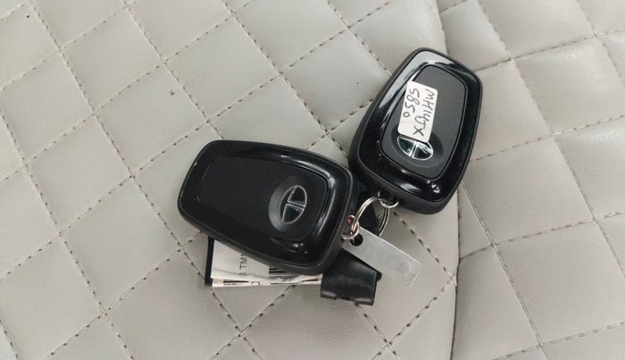 2022 Tata NEXON XZA PLUS SUNROOF DUAL TONE PETROL, Petrol, Automatic, 43,080 km, Key Close Up