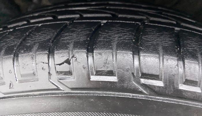 2016 Hyundai Creta 1.6 CRDI SX PLUS AUTO, Diesel, Automatic, 1,10,283 km, Left Front Tyre Tread