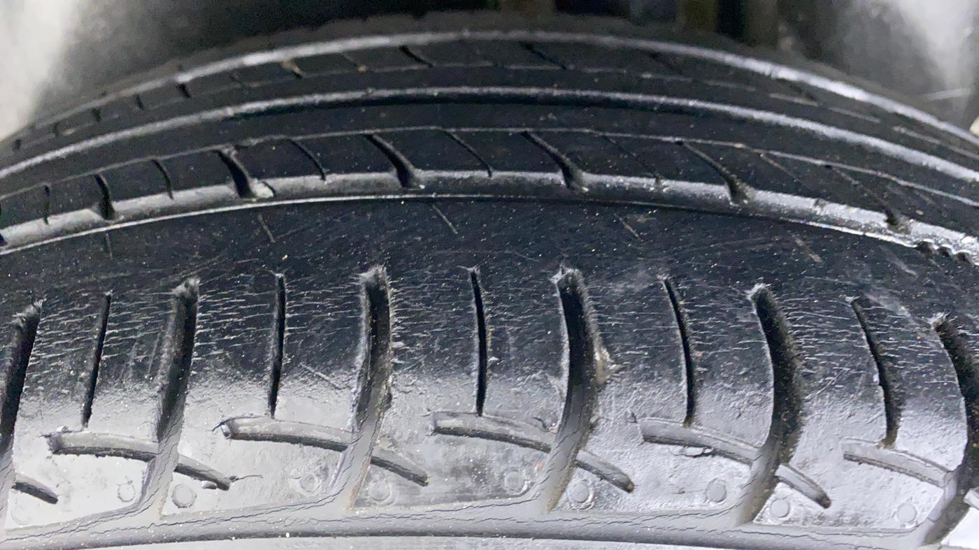 2015 Maruti Ciaz VXI PLUS, Petrol, Manual, 76,262 km, Left Rear Tyre Tread