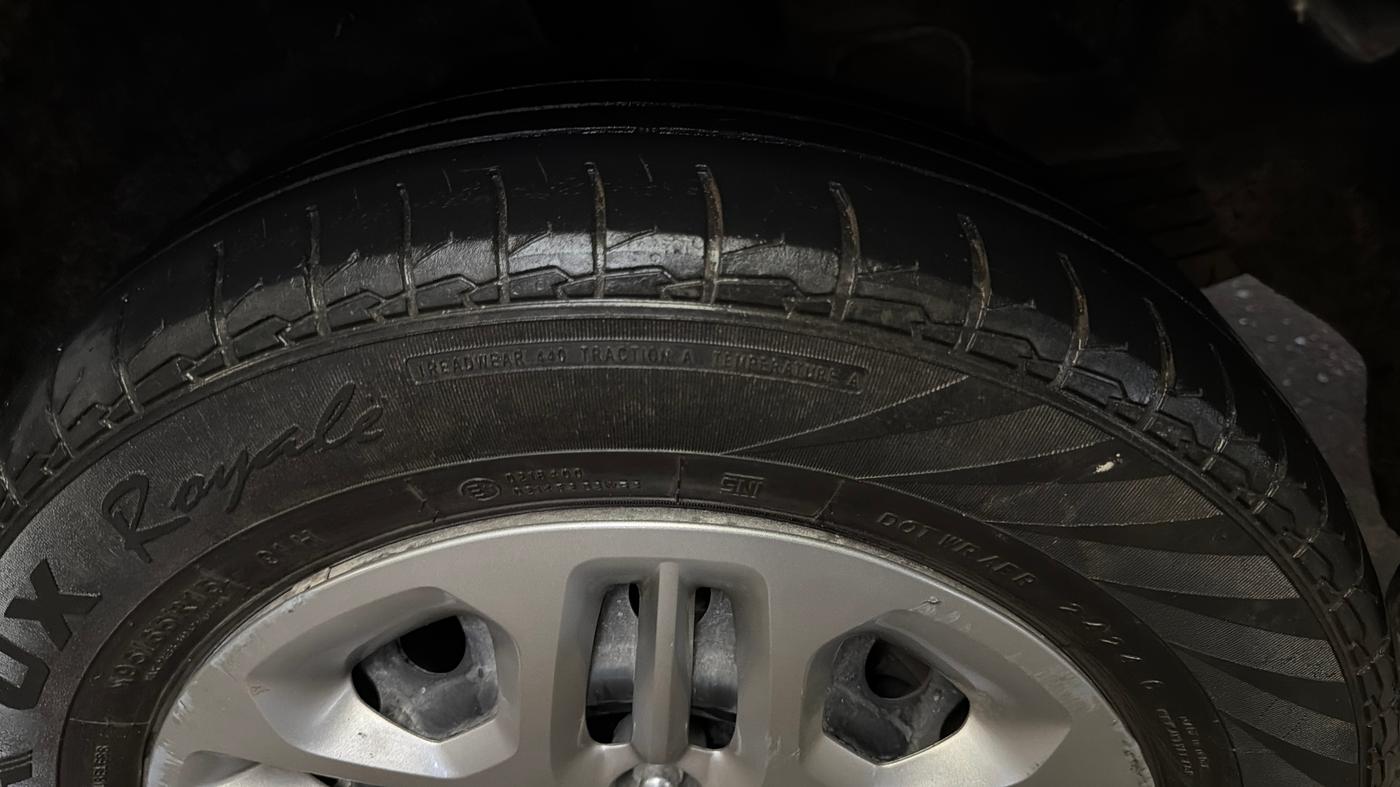 2024 KIA CARENS PRESTIGE 1.4 PETROL 7 STR, Petrol, Manual, 29,848 km, Left Rear Tyre Tread