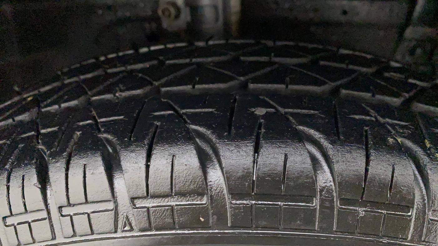 2017 Maruti Swift LXI OPT, Petrol, Manual, 25,227 km, Right Front Tyre Tread