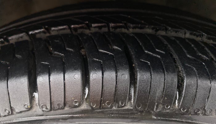 2011 Hyundai i10 MAGNA 1.1, Petrol, Manual, 42,576 km, Right Front Tyre Tread