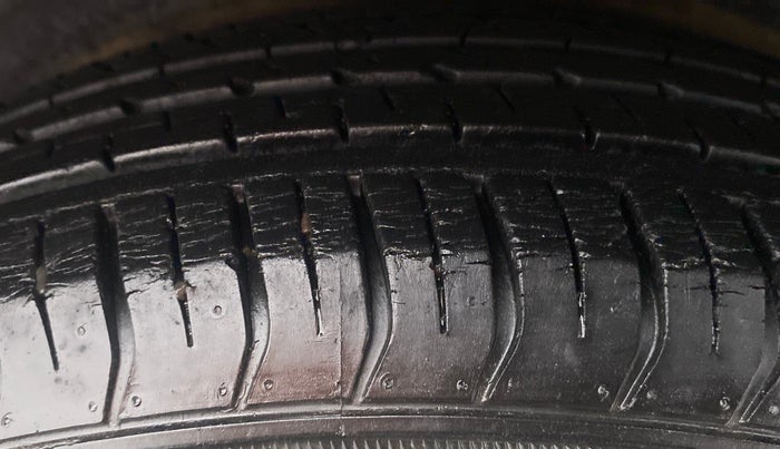 2011 Hyundai i10 MAGNA 1.1, Petrol, Manual, 42,576 km, Right Rear Tyre Tread
