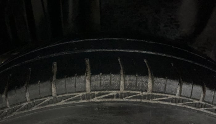 2015 Maruti Swift Dzire VXI, Petrol, Manual, 43,581 km, Right Rear Tyre Tread