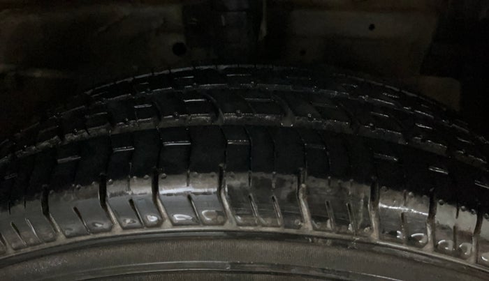 2015 Maruti Swift Dzire VXI, Petrol, Manual, 43,581 km, Right Front Tyre Tread