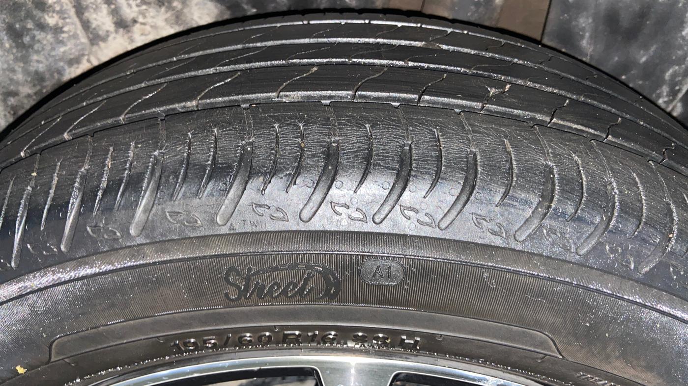 2022 Maruti XL6 ZETA MT, Petrol, Manual, 34,335 km, Left Rear Tyre Tread
