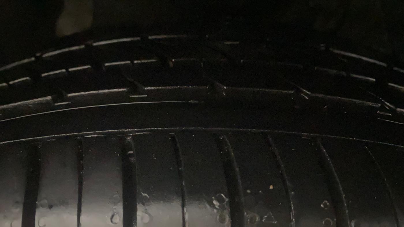 2017 Maruti S Cross ZETA 1.3, Diesel, Manual, 1,16,289 km, Right Front Tyre Tread