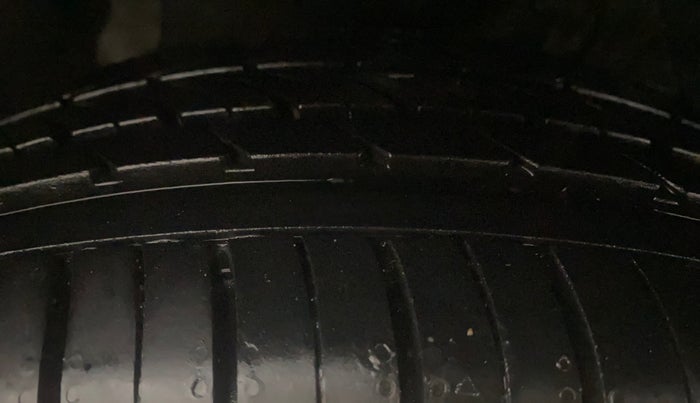 2017 Maruti S Cross ZETA 1.3, Diesel, Manual, 1,16,289 km, Right Front Tyre Tread