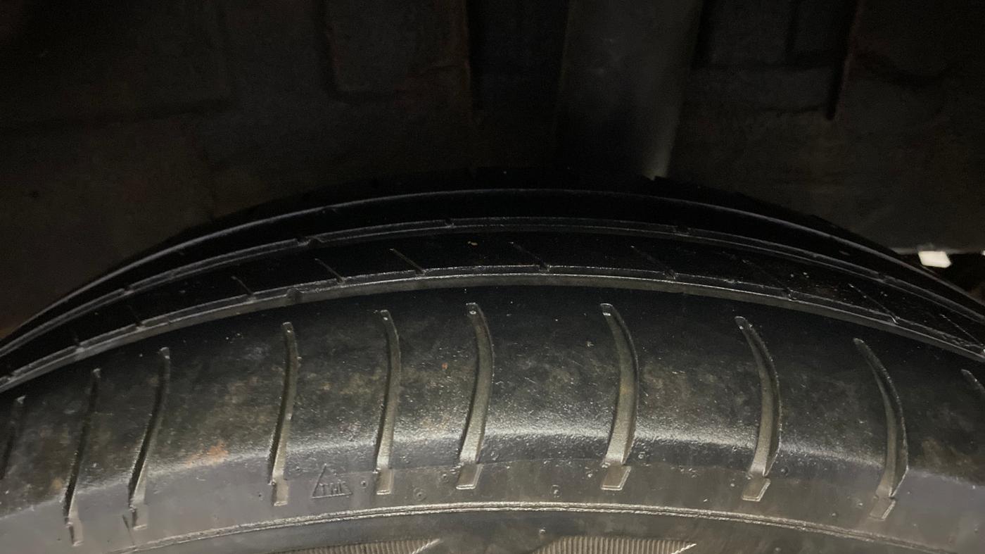 2016 Renault Kwid RXT 1.0 AMT, Petrol, Automatic, 1,02,147 km, Left Rear Tyre Tread