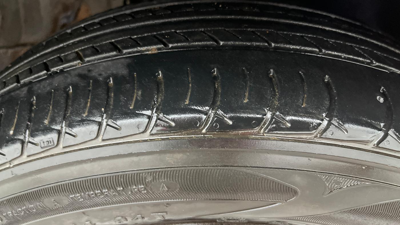 2019 Volkswagen Polo TRENDLINE 1.0L, Petrol, Manual, 1,01,069 km, Right Front Tyre Tread