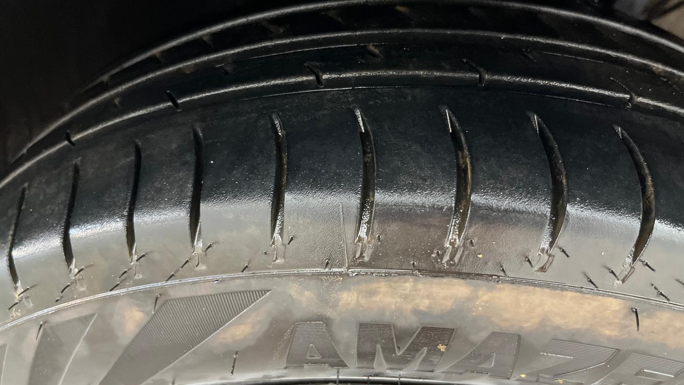2019 Volkswagen Polo TRENDLINE 1.0L, Petrol, Manual, 1,01,069 km, Left Front Tyre Tread