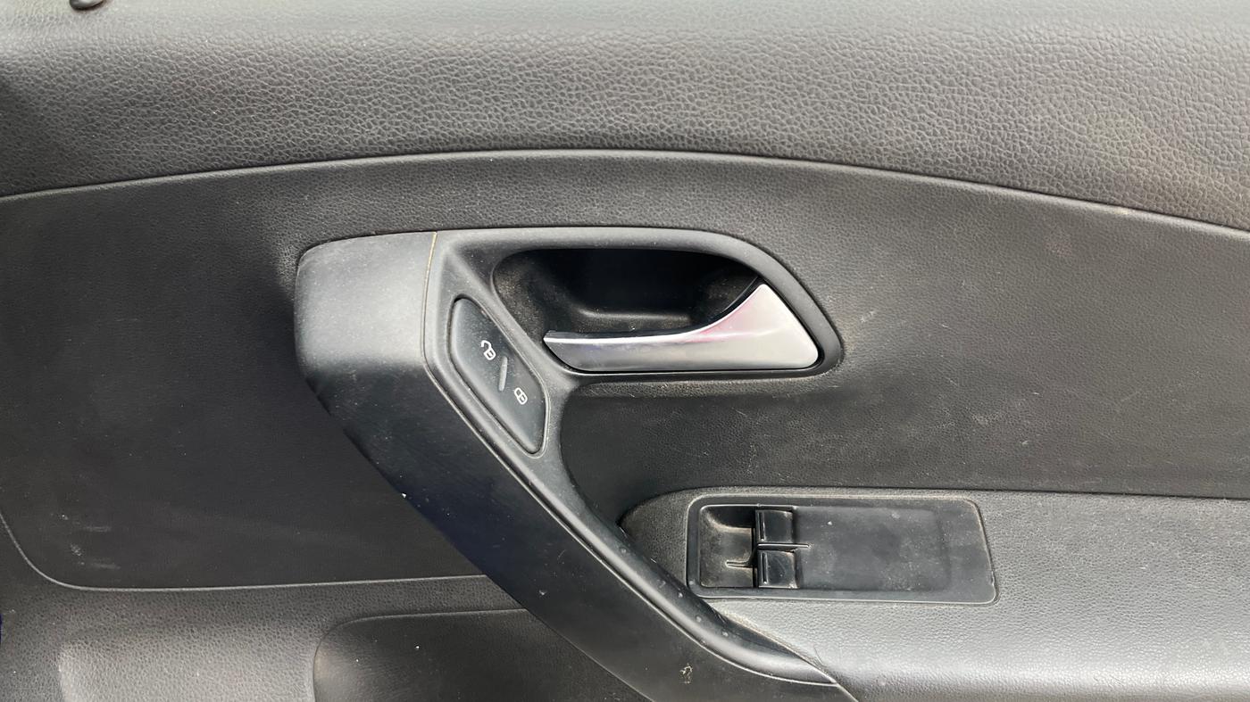 2019 Volkswagen Polo TRENDLINE 1.0L, Petrol, Manual, 1,01,069 km, Driver Side Door Panels Control