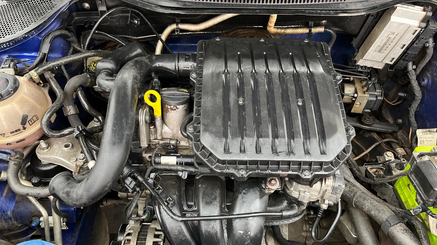 2019 Volkswagen Polo TRENDLINE 1.0L, Petrol, Manual, 1,01,069 km, Engine View
