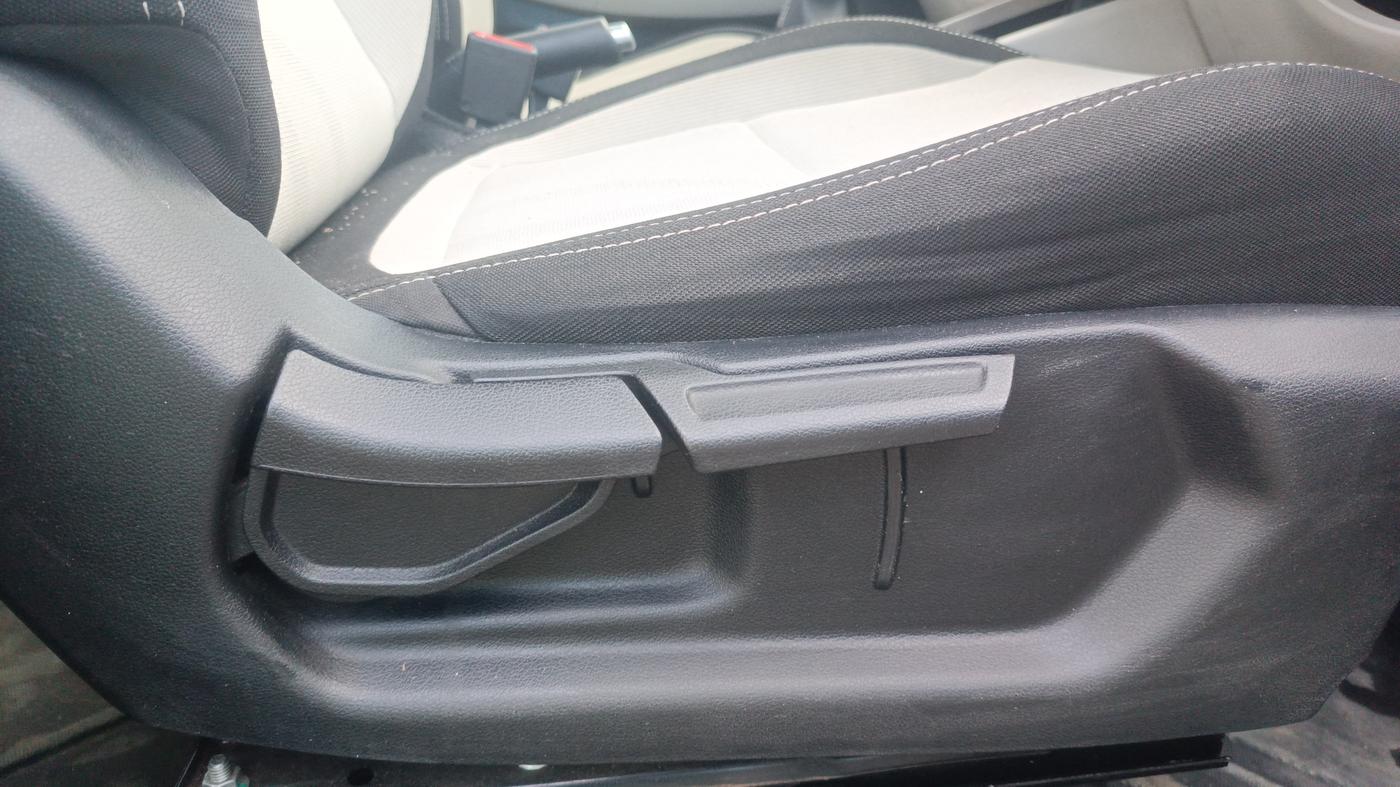 2022 Hyundai VENUE SX 1.2 PETROL, Petrol, Manual, 33,977 km, Driver Side Adjustment Panel