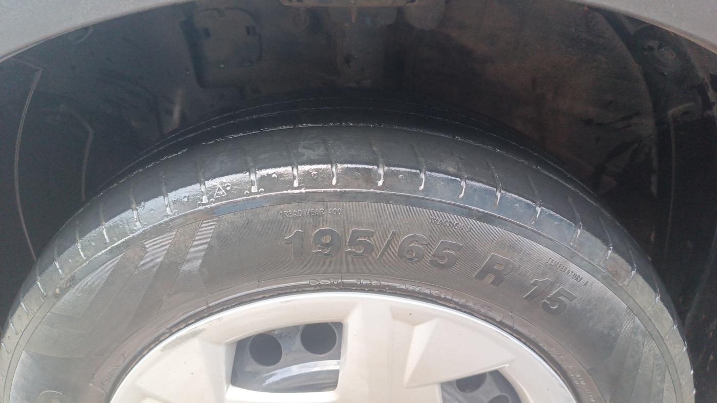 2022 Hyundai VENUE SX 1.2 PETROL, Petrol, Manual, 33,977 km, Left Front Tyre Tread