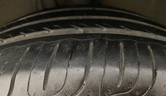 2011 Hyundai i20 ASTA 1.2, Petrol, Manual, 1,03,360 km, Left Front Tyre Tread