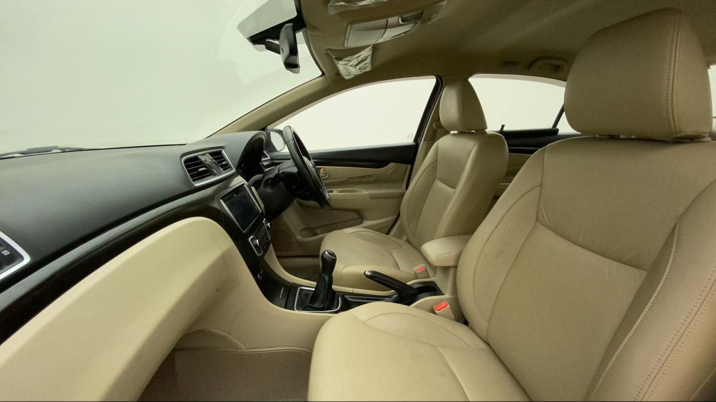 2015 Maruti Ciaz ZXI+, Petrol, Manual, 74,946 km, Right Side Front Door Cabin