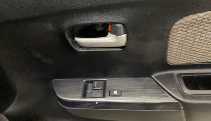 2014 Maruti Wagon R 1.0 LXI, Petrol, Manual, 73,950 km, Driver Side Door Panels Control