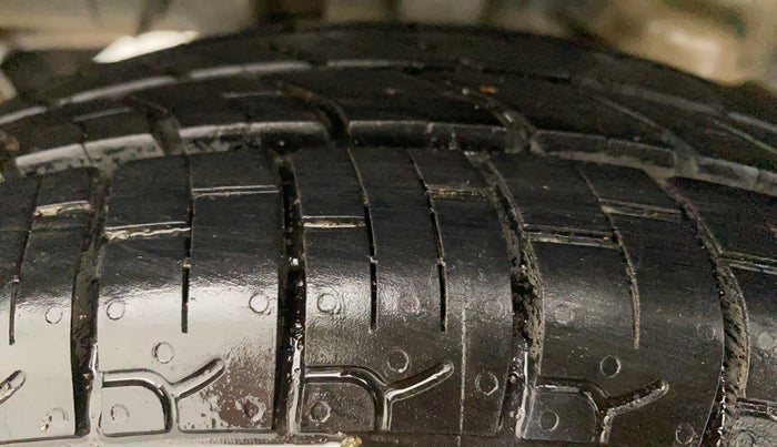 2013 Hyundai Eon ERA +, CNG, Manual, 1,00,019 km, Right Rear Tyre Tread