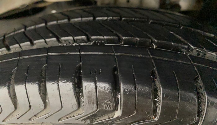 2013 Hyundai Eon ERA +, CNG, Manual, 1,00,019 km, Left Rear Tyre Tread