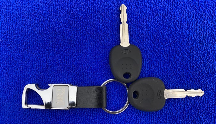 2013 Hyundai Eon ERA +, CNG, Manual, 1,00,019 km, Key Close Up