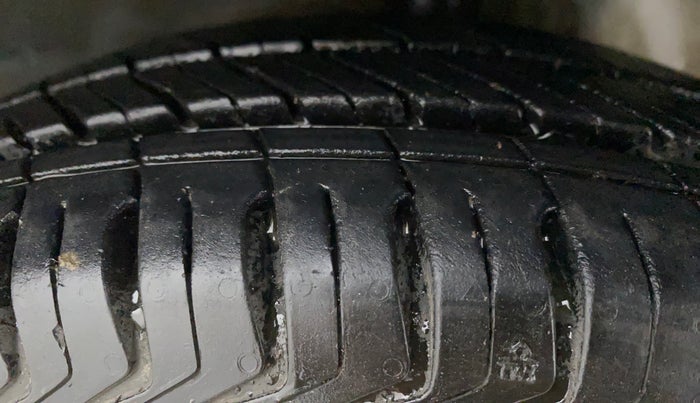 2013 Hyundai Eon ERA +, CNG, Manual, 1,00,019 km, Right Front Tyre Tread