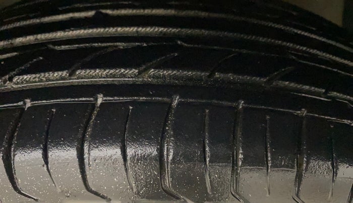 2014 Maruti Swift Dzire VDI, Diesel, Manual, 1,46,717 km, Right Front Tyre Tread