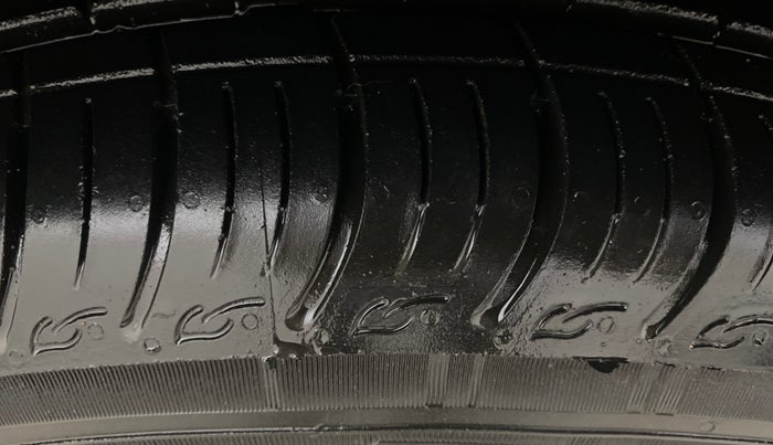 2015 Ford New Figo TREND 1.2 PETROL, Petrol, Manual, 97,235 km, Right Front Tyre Tread