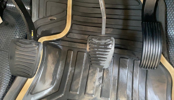 2016 Mahindra XUV500 W6, Diesel, Manual, 53,978 km, Pedals