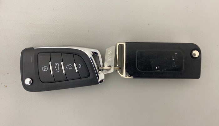2017 Mahindra XUV500 W6, Diesel, Manual, 76,882 km, Key Close Up