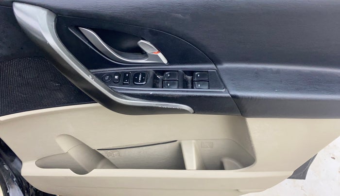 2017 Mahindra XUV500 W6, Diesel, Manual, 76,882 km, Driver Side Door Panels Control
