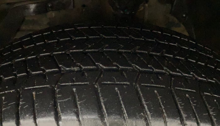 2017 Mahindra XUV500 W6, Diesel, Manual, 76,882 km, Left Front Tyre Tread