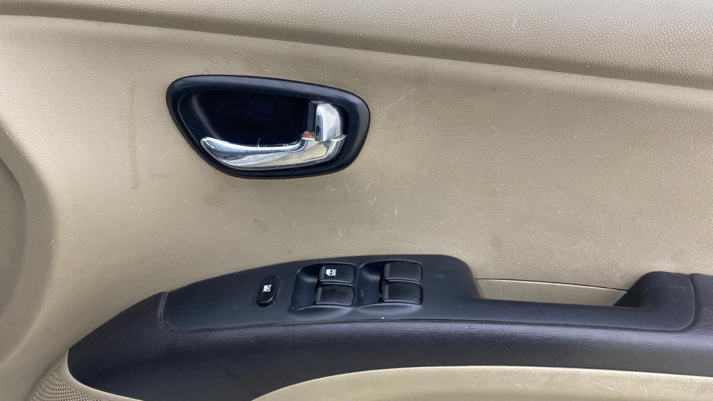 2014 Hyundai i10 SPORTZ 1.1, Petrol, Manual, 74,383 km, Driver Side Door Panels Control