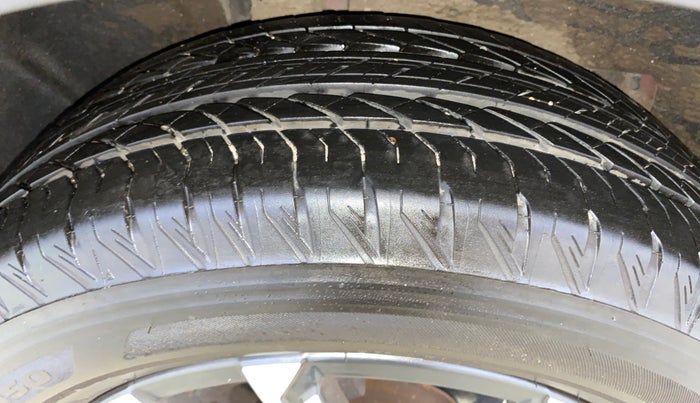 2023 Mahindra XUV700 AX 7 LUXURY D MT 7 STR, Diesel, Manual, 16,953 km, Right Rear Tyre Tread