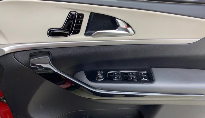 2023 Mahindra XUV700 AX 7 LUXURY D MT 7 STR, Diesel, Manual, 16,953 km, Driver Side Door Panels Control