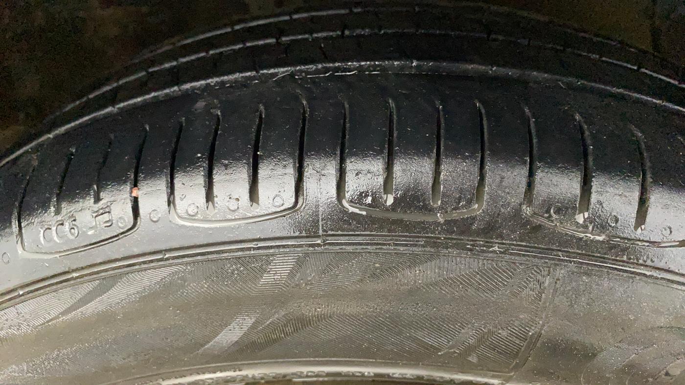 2017 Hyundai Grand i10 MAGNA AT 1.2 KAPPA VTVT, Petrol, Automatic, 67,036 km, Right Front Tyre Tread