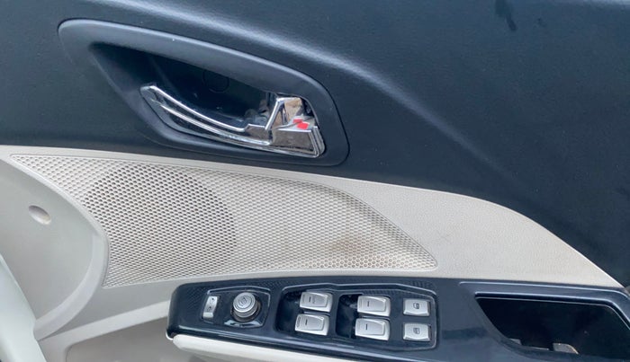 2019 Mahindra XUV300 W8 (O) 1.5 DIESEL AMT, Diesel, Automatic, 1,23,093 km, Driver Side Door Panels Control