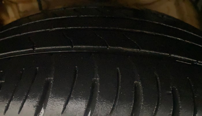 2019 Mahindra XUV300 W8 (O) 1.5 DIESEL AMT, Diesel, Automatic, 1,23,093 km, Left Front Tyre Tread