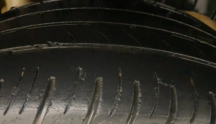 2019 Mahindra XUV300 W8 (O) 1.5 DIESEL AMT, Diesel, Automatic, 1,23,093 km, Left Rear Tyre Tread